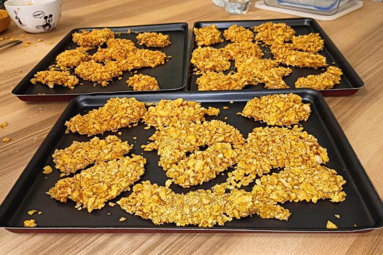 Filets de poulet panés maison à congeler, croustillants servis pour un repas rapide