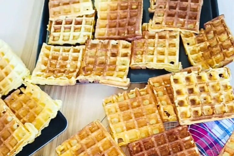 Gaufres maison dorées étalées après cuisson avant congélation