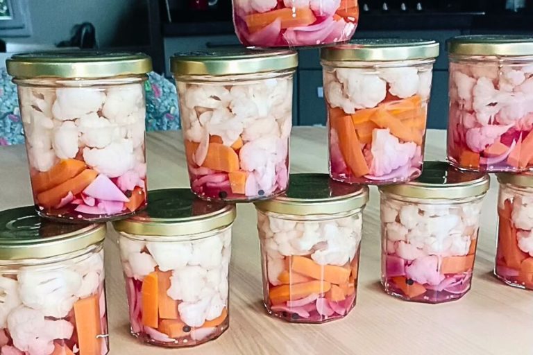 Pickles de légumes maison en bocaux avec chou-fleur, carotte et oignon