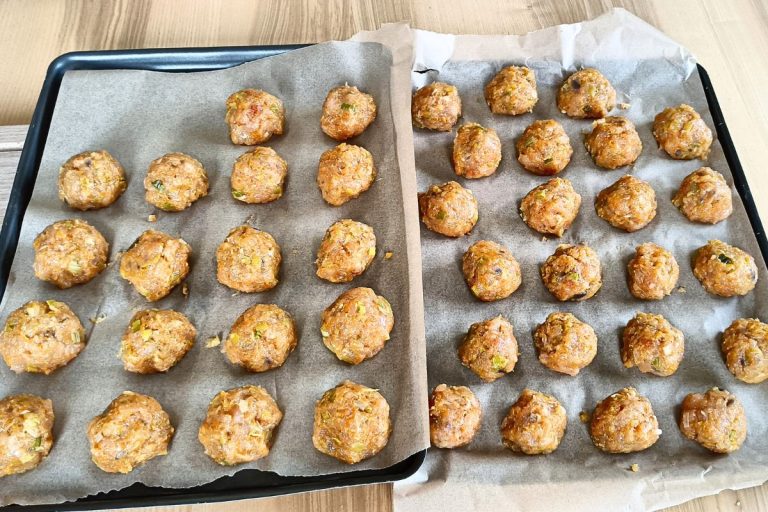 Boulettes de poulet aux légumes crues prêtes à congeler