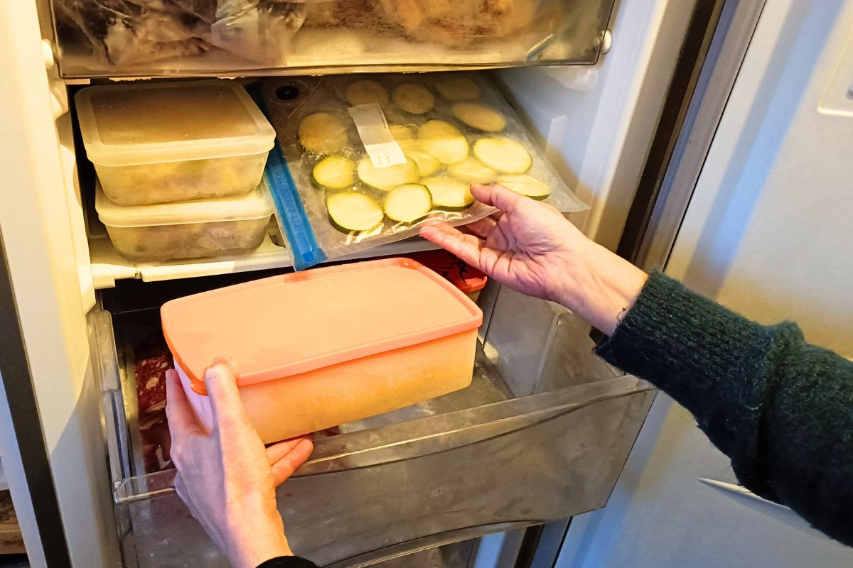 Congélateur organisé avec repas prêts d'avance pour les soirs compliqués