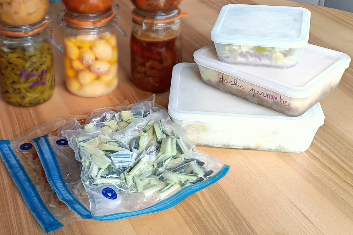 Différent plats maison préparés pour la congélation dans plusieurs contenants