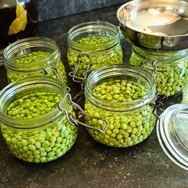 Petits pois en bocaux à l'autoclave