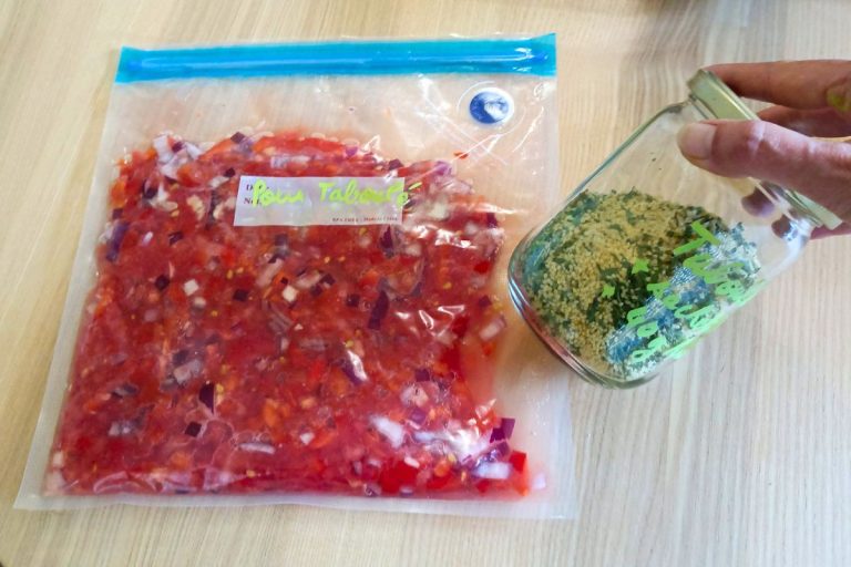Kit de taboulé à préparé à l'avance avec un mélange sec de ton placard et des légumes congelés prêts à assembler