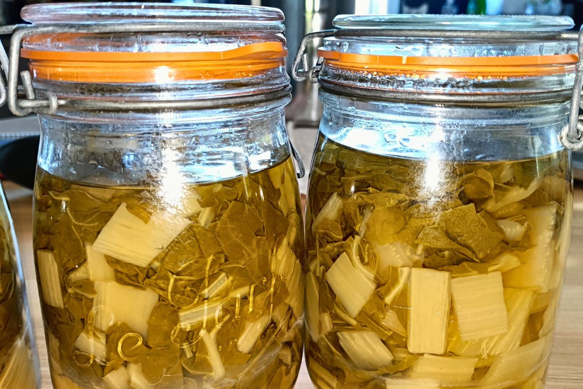 Deux bocaux après la stérilisation montrant un niveau de liquide différent.