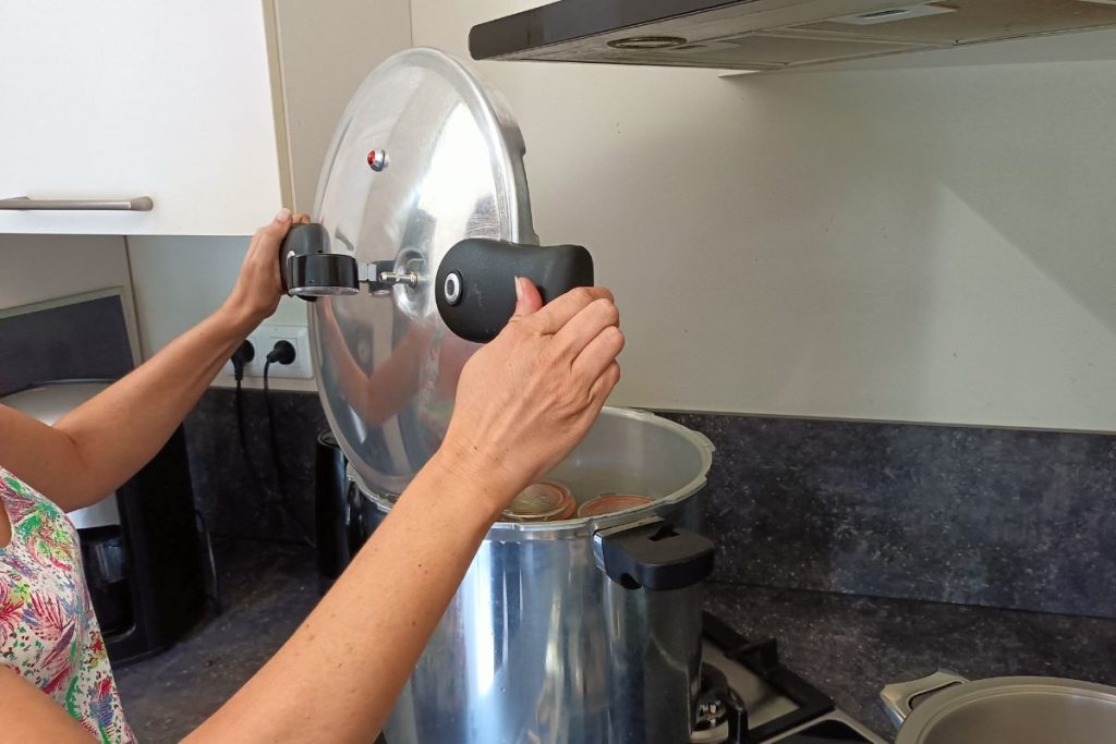Ouverture du couvercle d’un autoclave ménager