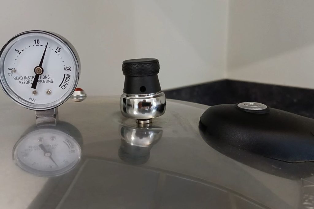 Régulateur de pression et manomètre d’un autoclave ménager