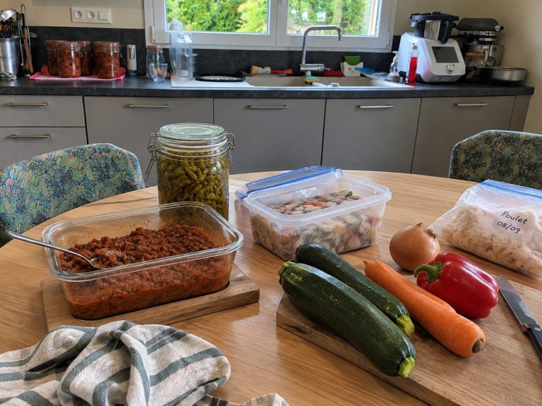 Différents aliments frais et préparations disponibles pour préparer un repas