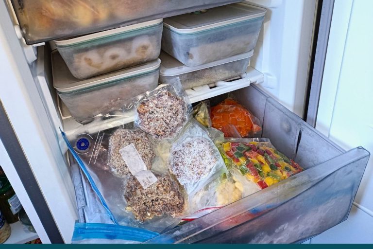 Congélateur organisé par catégories pour utiliser son stock de repas maison